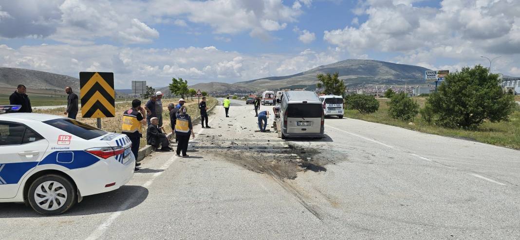 Konya’da iki araç çarpıştı, 3 kişi yaralandı 6